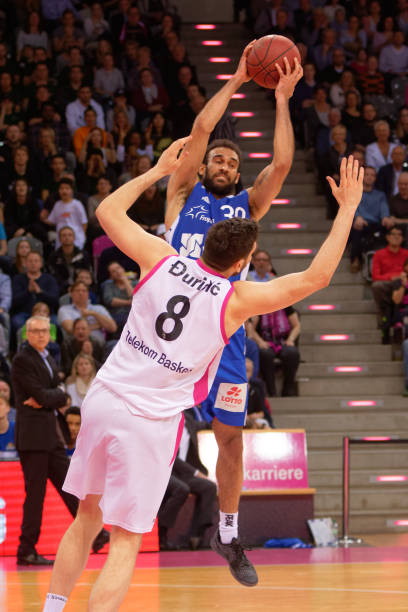 凭借其老练 凭借其老练